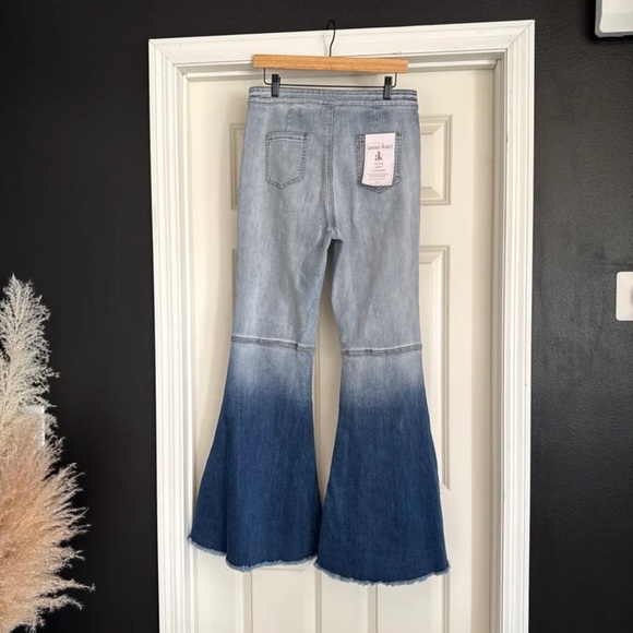 NWT Anna-Kaci Bell Bottom High Waist Denim Jeans Gradient Dark Wash
XL (16-18) - Picture 9 of 12